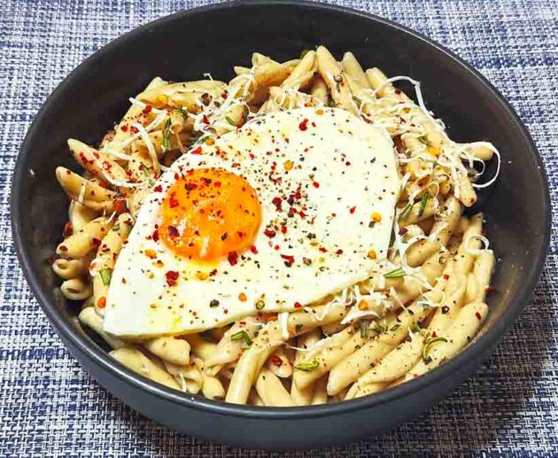 Σκιουφιχτά με ανθότυρο ξηρό Χανίων και αυγό μάτι