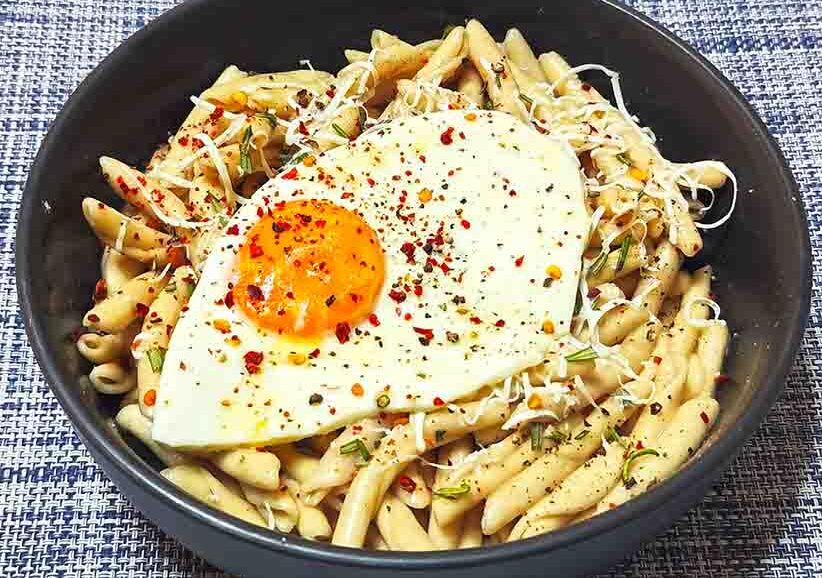 Σκιουφιχτά με ανθότυρο ξηρό Χανίων και αυγό μάτι