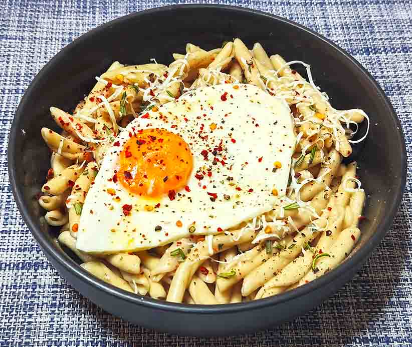 Σκιουφιχτά με ανθότυρο ξηρό Χανίων και αυγό μάτι