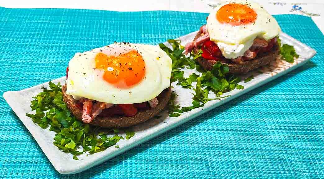 Ντάκος με πιπεριές Φλωρίνης, απάκι και αυγό τηγανιτό