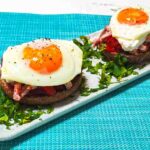 Ντάκος με πιπεριές Φλωρίνης, απάκι και αυγό τηγανιτό