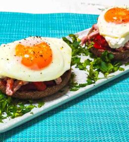 Ντάκος με πιπεριές Φλωρίνης, απάκι και αυγό τηγανιτό