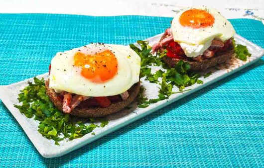 Ντάκος με πιπεριές Φλωρίνης, απάκι και αυγό τηγανιτό