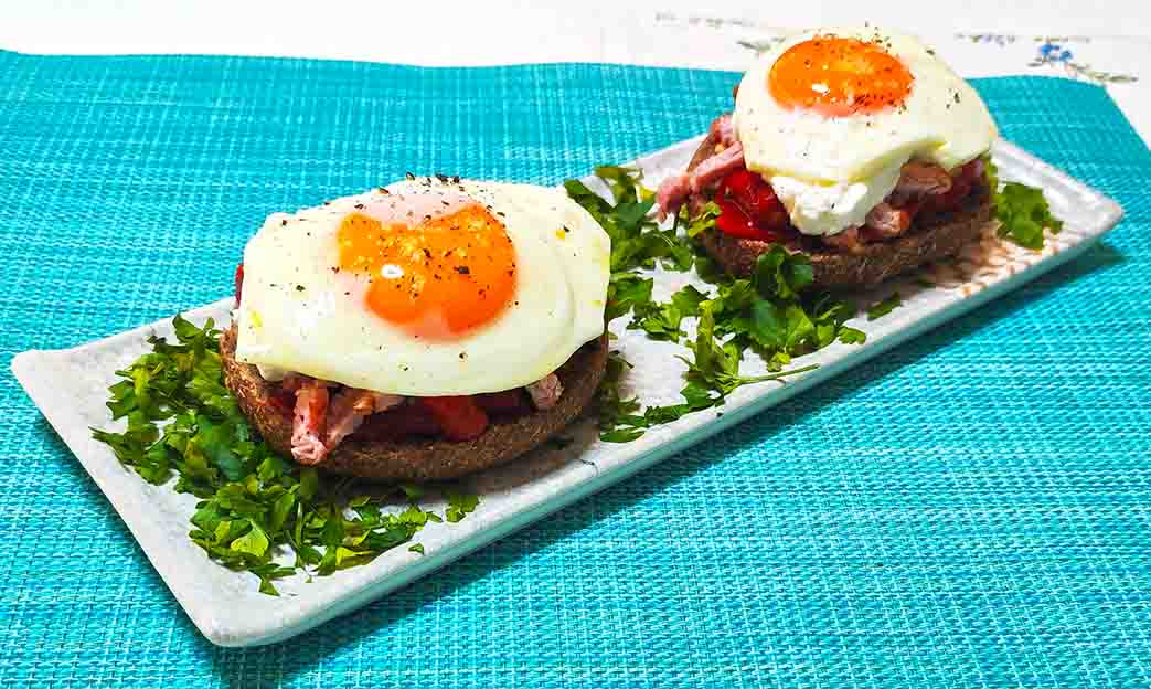 Ντάκος με πιπεριές Φλωρίνης, απάκι και αυγό τηγανιτό