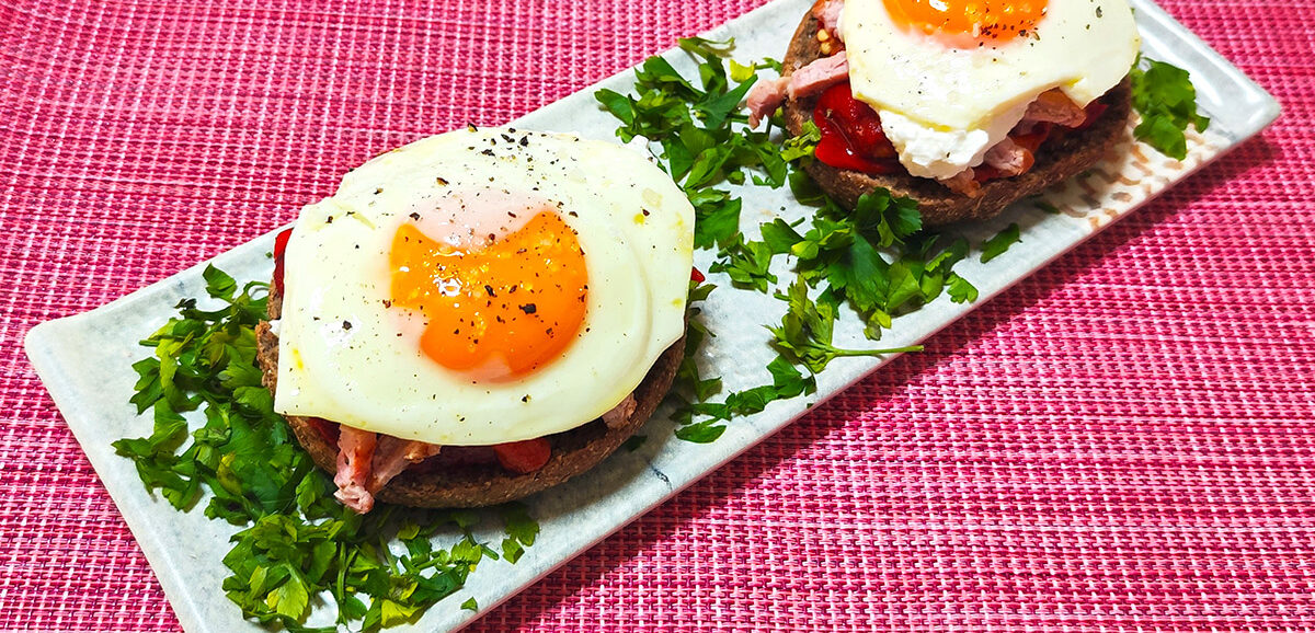 Ντάκος με πιπεριές Φλωρίνης, απάκι και αυγό τηγανιτό