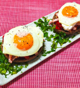 Ντάκος με πιπεριές Φλωρίνης, απάκι και αυγό τηγανιτό