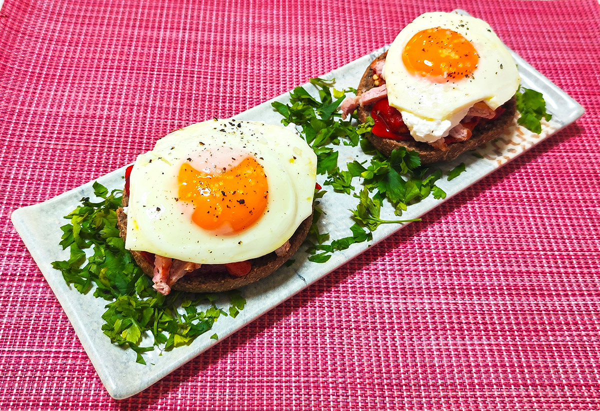 Ντάκος με πιπεριές Φλωρίνης, απάκι και αυγό τηγανιτό