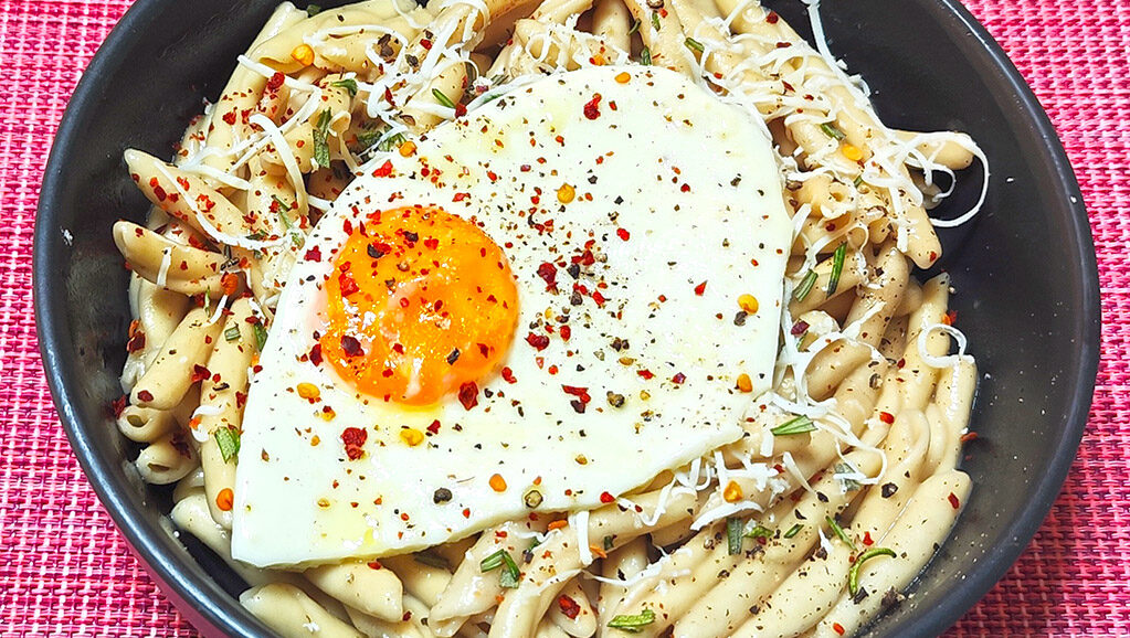 Σκιουφιχτά με ανθότυρο ξηρό Χανίων και αυγό μάτι