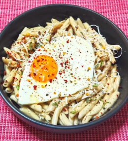 Σκιουφιχτά με ανθότυρο ξηρό Χανίων και αυγό μάτι