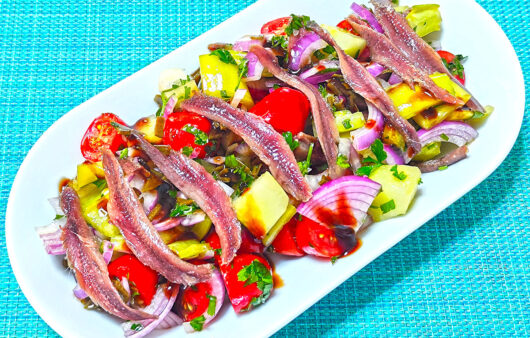 Σαλάτα με ντοματίνια και αντζούγιες