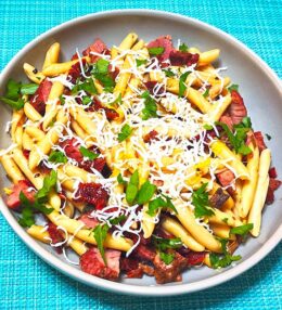 Σκιουφιχτά με απάκι και λιαστή ντομάτα