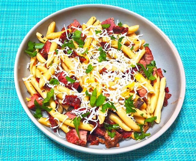 Σκιουφιχτά με απάκι και λιαστή ντομάτα