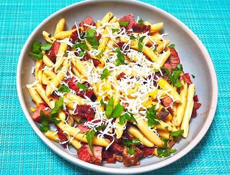 Σκιουφιχτά με απάκι και λιαστή ντομάτα