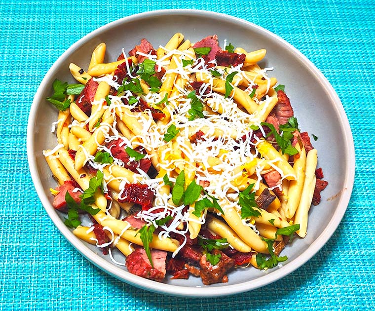 Σκιουφιχτά με απάκι και λιαστή ντομάτα