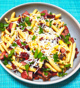 Σκιουφιχτά με απάκι και λιαστή ντομάτα