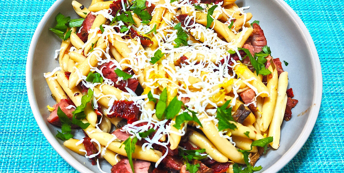 Σκιουφιχτά με απάκι και λιαστή ντομάτα