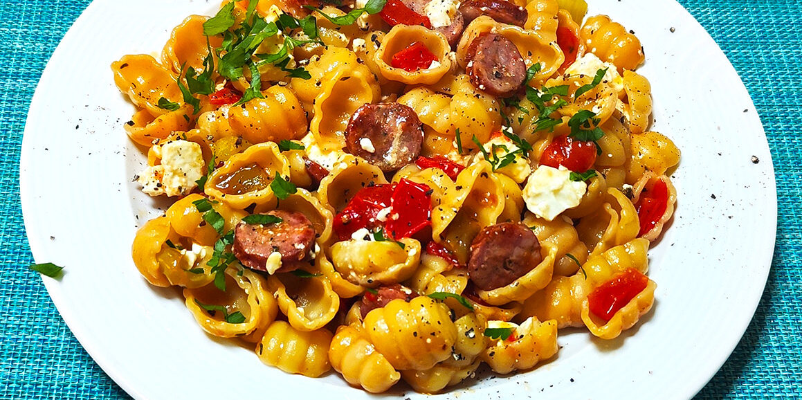 Κοχύλια με λουκάνικο ντοματίνια και πιπερίες