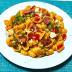 Κοχύλια με λουκάνικο ντοματίνια και πιπεριές