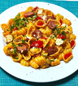 Κοχύλια με λουκάνικο ντοματίνια και πιπεριές