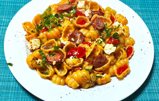 Κοχύλια με λουκάνικο ντοματίνια και πιπερίες