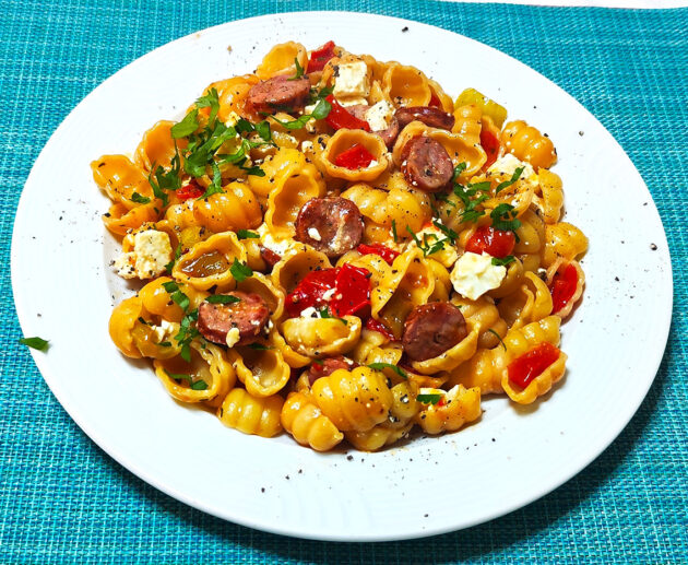 Κοχύλια με λουκάνικο ντοματίνια και πιπερίες