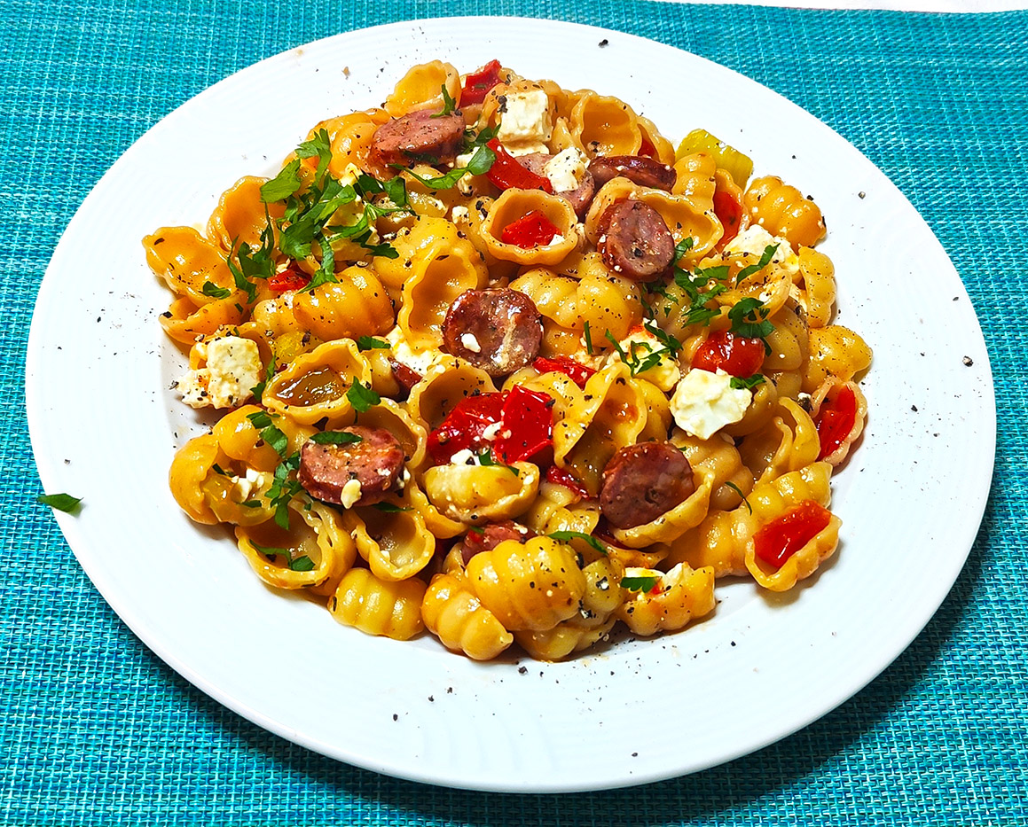 IMG 20260124 200828 1q Κοχύλια με λουκάνικο ντοματίνια και πιπεριές