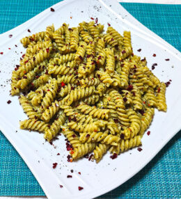 Fusilli με πέστο δυόσμου και φέτας