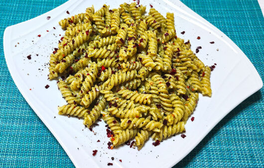 Fusilli με πέστο δυόσμου και φέτας