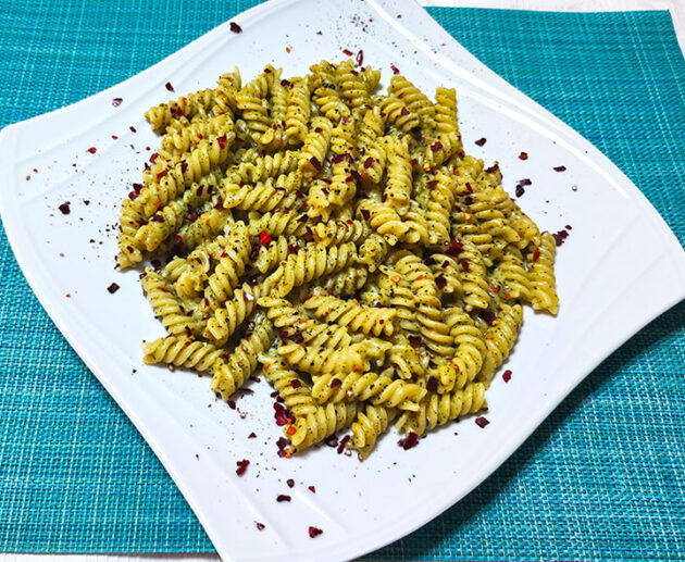 Fusilli με πέστο δυόσμου και φέτας