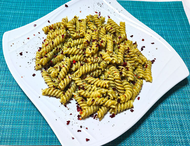Fusilli με πέστο δυόσμου και φέτας