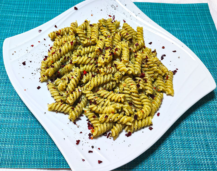 Fusilli με πέστο δυόσμου και φέτας